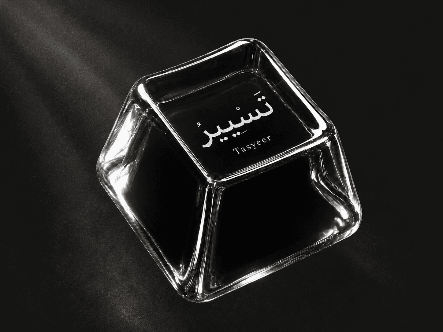 مجسم زجاجي يحمل علامة تسيير